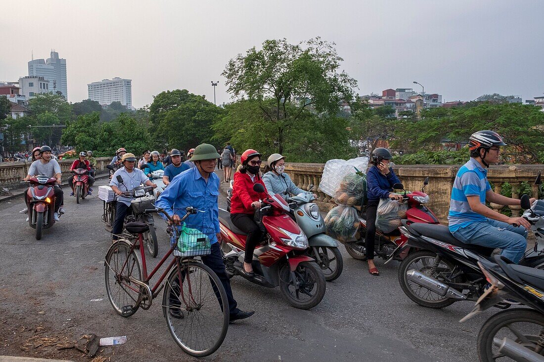 Vietnam, Delta des Roten Flusses, Hanoi, Long Bien-Brücke ehemals Paul-Doumer-Brücke über den Roten Fluss, heute nur noch für Züge, Motorräder, Fahrräder und Fußgänger