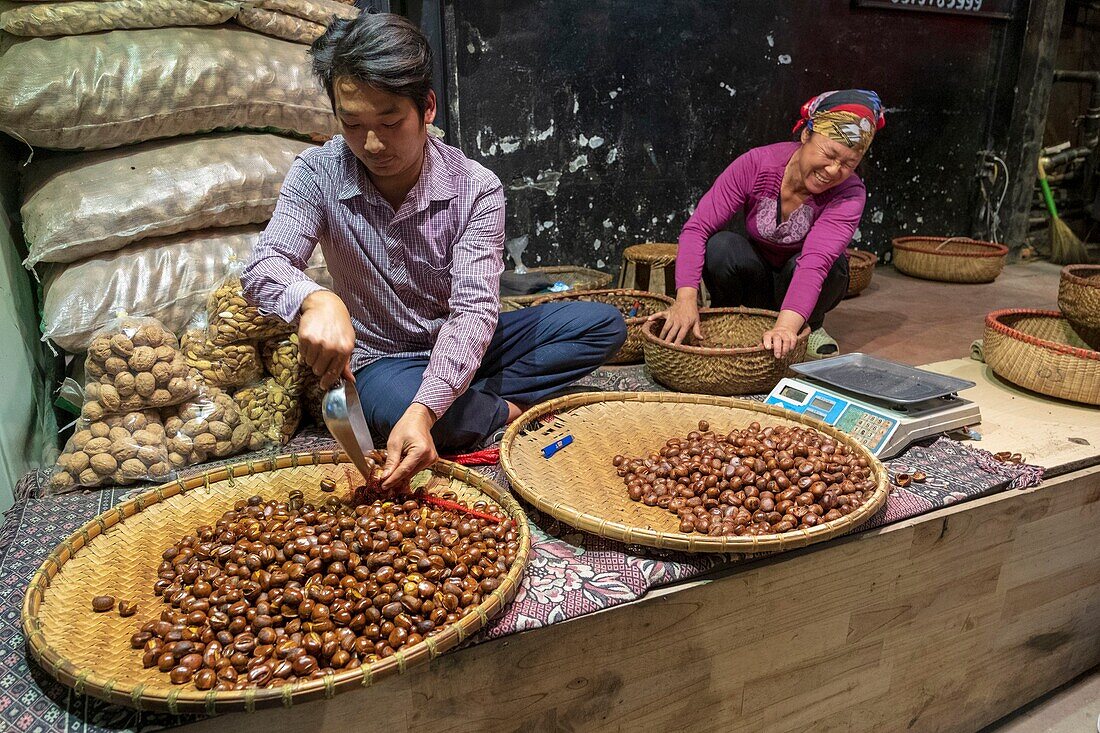 Vietnam, Provinz Lao Cai, Stadt Sa Pa, Kastanienverkäufer