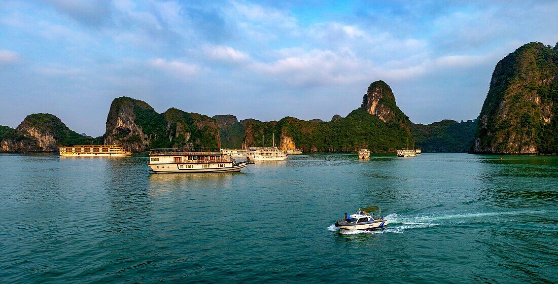 Vietnam, Golf von Tonkin, Provinz Quang Ninh, Ha-Long-Bucht (Vinh Ha Long), von der UNESCO zum Weltkulturerbe erklärt (1994), schwimmendes Haus der Fischer