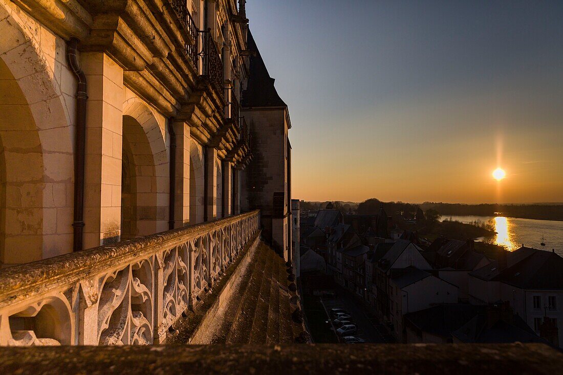 Frankreich, Indre et Loire, Loiretal als Weltkulturerbe der UNESCO, Amboise, Schloss Amboise, Fassade von Schloss Amboise bei Sonnenuntergang und Loire