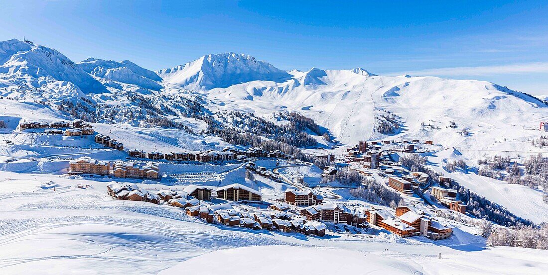 Frankreich, Savoyen, Vanoise-Massiv, Tal der Haute Tarentaise, La Plagne, Teil des Paradiski-Gebiets, Blick auf Plagne Villages und Plagne Centre (Luftaufnahme)