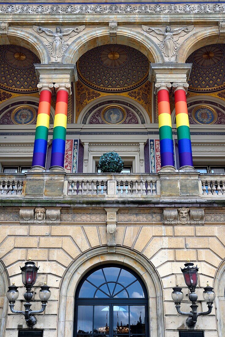 Dänemark, Seeland, Kopenhagen, das 1874 eingeweihte Königliche Dänische Theater in den Regenbogenfarben der homosexuellen Gemeinschaft