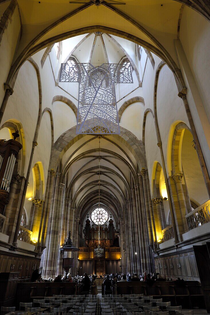 Frankreich, Bas Rhin, Straßburg, Altstadt, die zum Weltkulturerbe der UNESCO gehört, Place Saint Thomas, Thomaskirche, Orgel des Chores nach Plänen von Albert Schweitzer 1905 erbaut, das Kirchenschiff, große Slberman-Orgel von 1741, vor einem Konzert