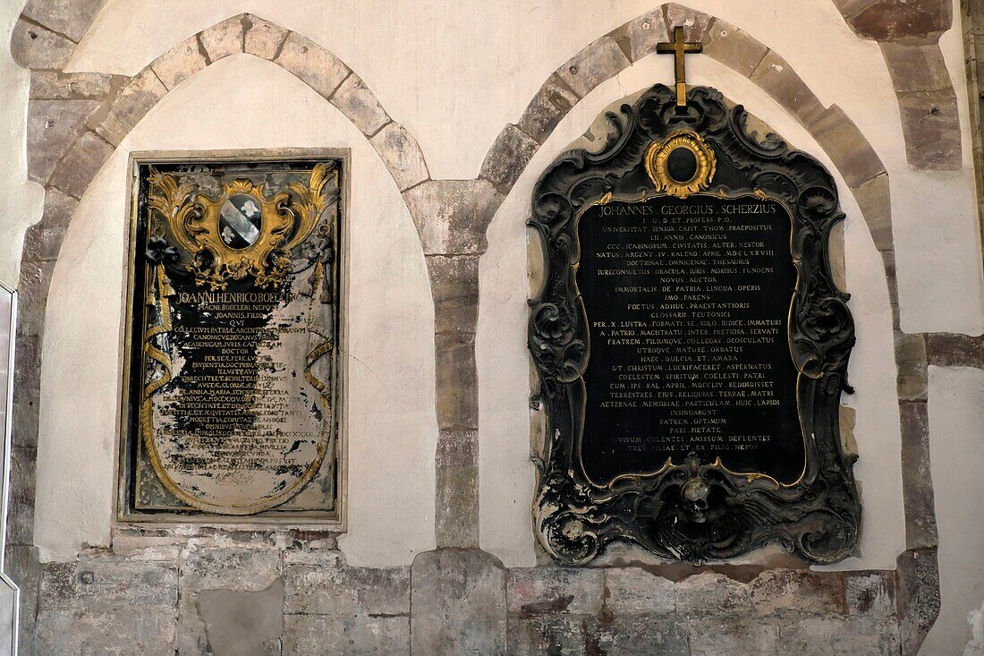 Frankreich, Bas Rhin, Straßburg, Altstadt als Weltkulturerbe der UNESCO, Place Saint Thomas, Kirche Saint Thomas, Stele Jean Henri Boecler und Stele von Jean Georges Scherz