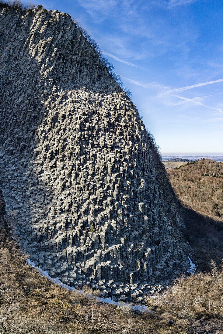 Frankreich, Puy de Dome, Orcival, Regionaler Naturpark der Vulkane der Auvergne, Monts Dore, Tuiliere-Gestein, vulkanische Röhren aus Phonolith (Luftaufnahme)