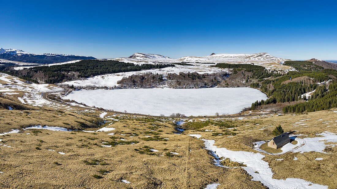 Frankreich, Puy de Dome, Mont Dore, Regionaler Naturpark der Vulkane der Auvergne, Monts Dore, Guery-See (Luftaufnahme)