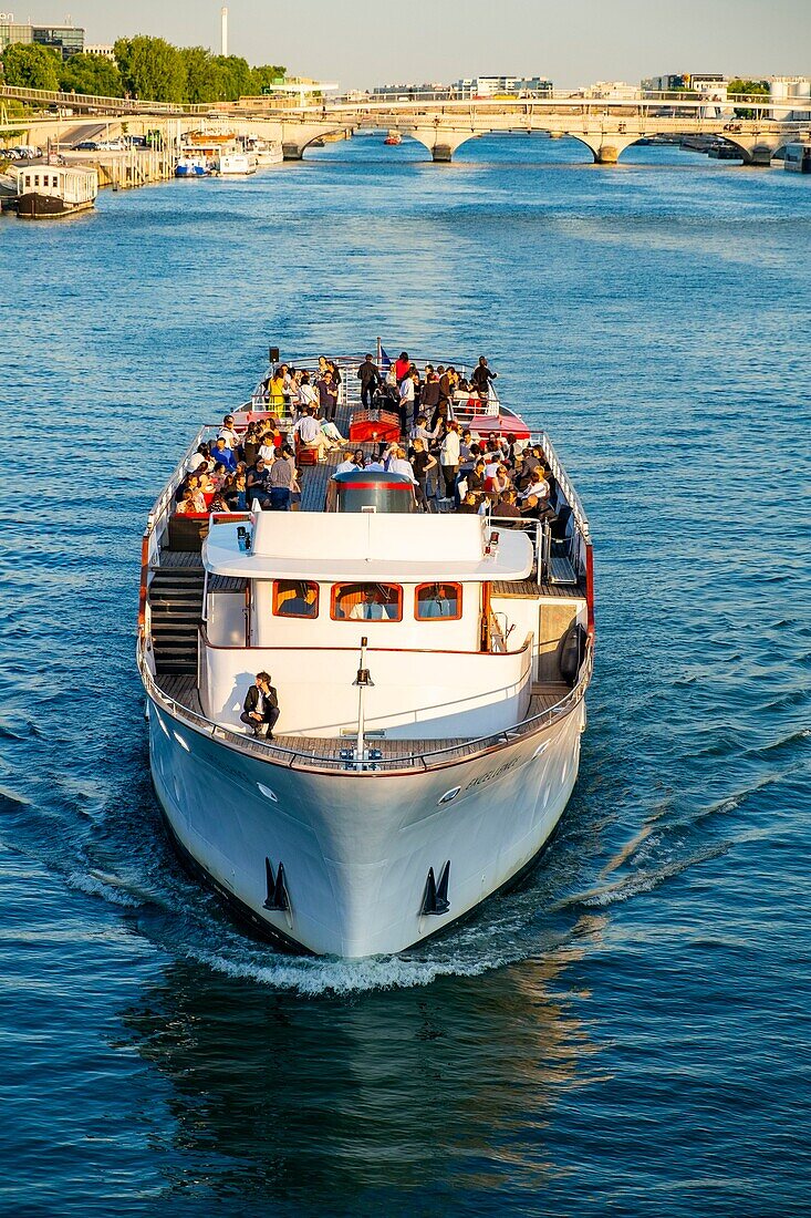 Frankreich, Paris, Seine-Ufer, Abend auf einem Hausboot