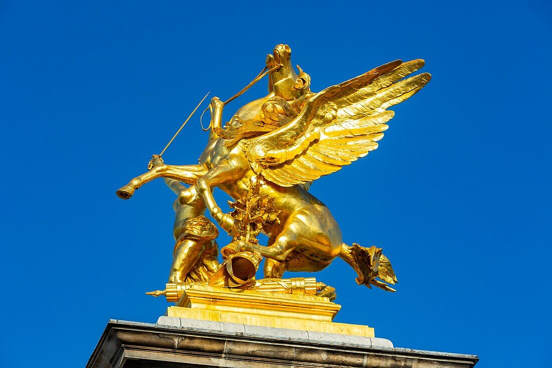 Frankreich, Paris, von der UNESCO zum Weltkulturerbe erklärtes Gebiet, die Pylone der Brücke Alexandre III mit den Allegorien von Emmanuel Fremiet (Ruhm der Künste) und Gustave Michel (Ruhm der Landwirtschaft)