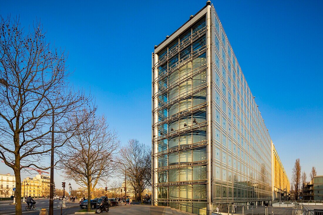 France, Paris, Institute of the Arab World (IMA), designed by architects Jean Nouvel and Architecture Studio