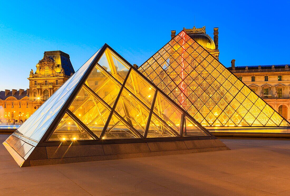 Frankreich, Paris, Welterbe der UNESCO, die Louvre-Pyramide des Architekten Ieoh Ming Pei und die Fassade des Richelieu-Pavillons im Napoleon-Hof