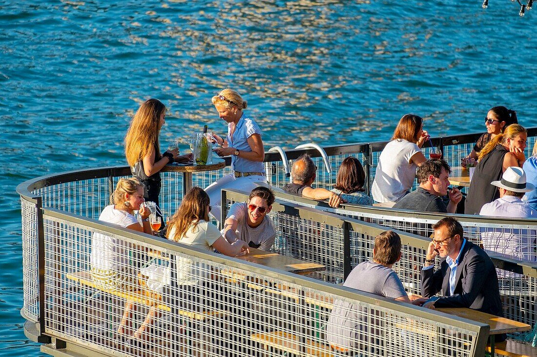 Frankreich, Paris, Gebiet, das zum UNESCO-Welterbe gehört, Seine-Ufer, die Nouvelles Berges, Café-Terrassen an der Pont Alexandre III