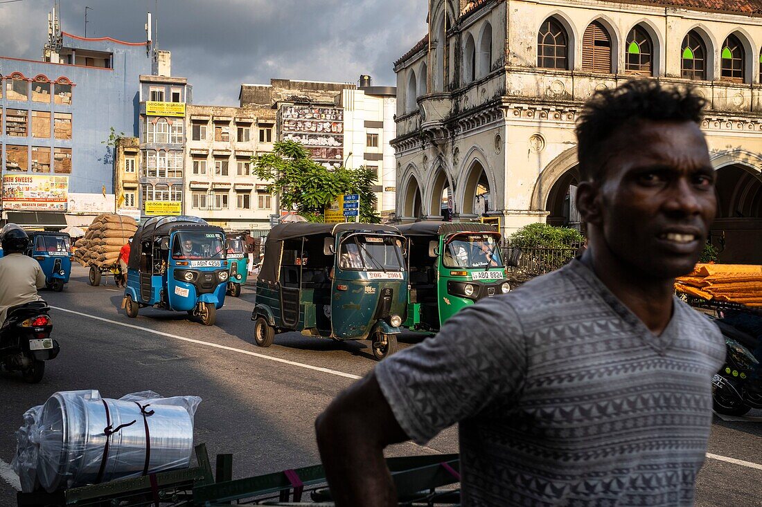 Sri Lanka, Colombo, Stadtteil Pettah, Volks- und Einkaufsviertel, im Hintergrund das Alte Rathaus aus dem Jahr 1873