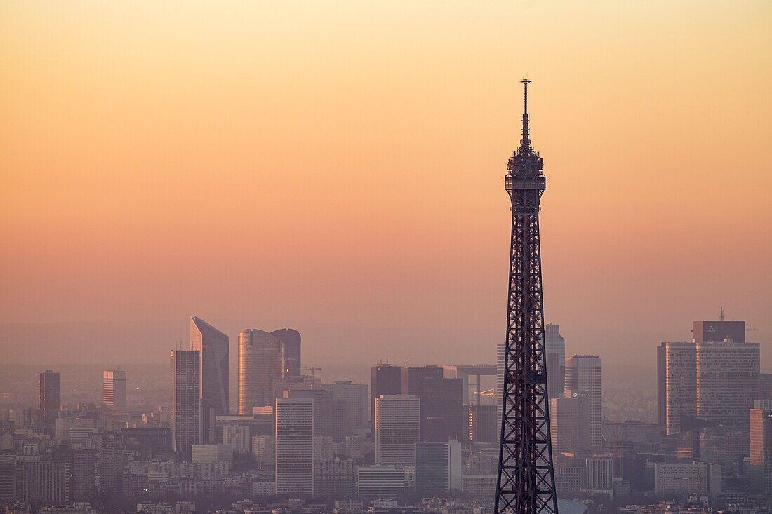 Frankreich, Pariser Gebiet, das von der UNESCO zum Weltkulturerbe erklärt wurde, der Eiffelturm und La Defense