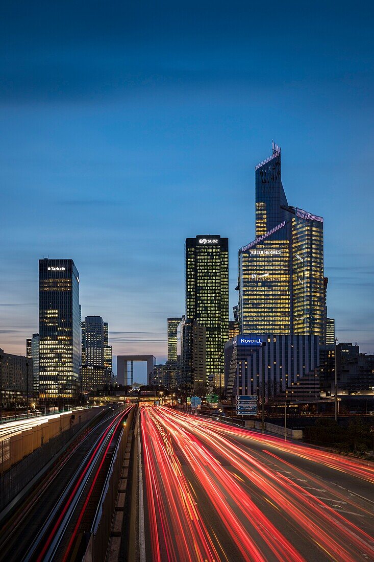 Frankreich, Hauts de Seine, La Defense, rechts der Tour First, von den Architekten Pierre Dufau, Jean-Pierre Dacbert, Michel Stenzel, David Serero, und der Turm CB21 des Architekten John Wieser, Verkehr auf der N13 und der Pont de Neuilly