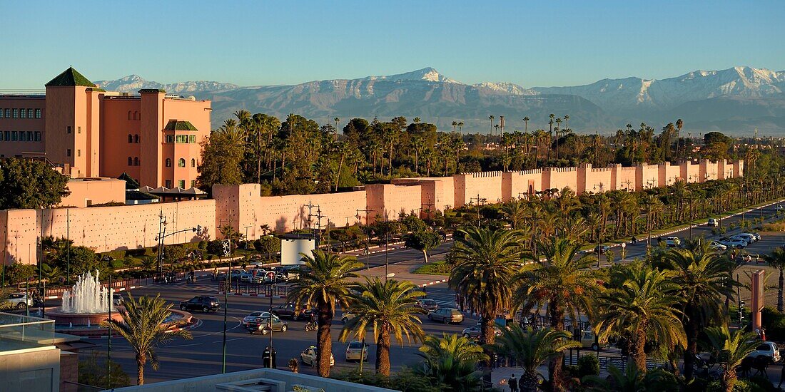 Marokko, Hoher Atlas, Marrakesch, Reichsstadt, Medina, von der UNESCO zum Weltkulturerbe erklärt, Luxushotel Mamounia hinter den Stadtmauern und der schneebedeckte Atlas im Hintergrund