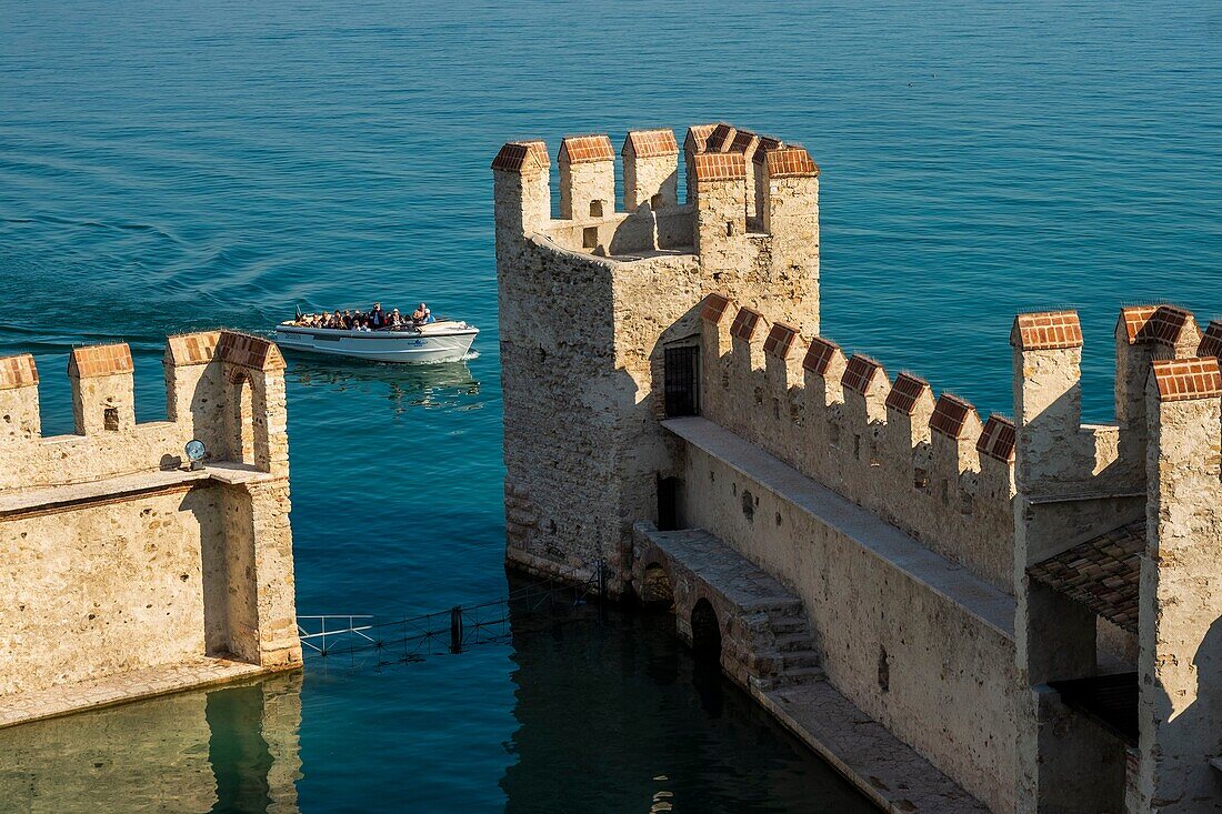 Italien, Lombardei, Gardasee, Sirmione, die Burg von Rocca Scaligieri aus dem 14.