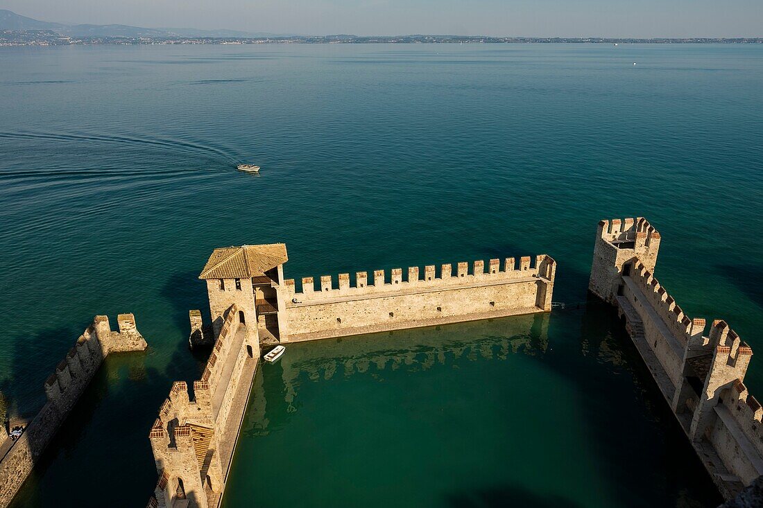 Italien, Lombardei, Gardasee, Sirmione, die Burg von Rocca Scaligieri aus dem 14.