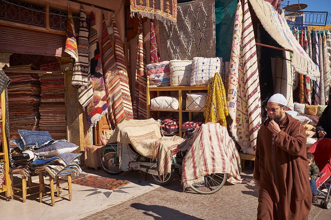 Marokko, Hoher Atlas, Marrakesch, Reichsstadt, Medina, von der UNESCO zum Weltkulturerbe erklärt, Rahba Ladima oder Gewürzplatz, in der Mitte der Souks, Teppichgeschäft