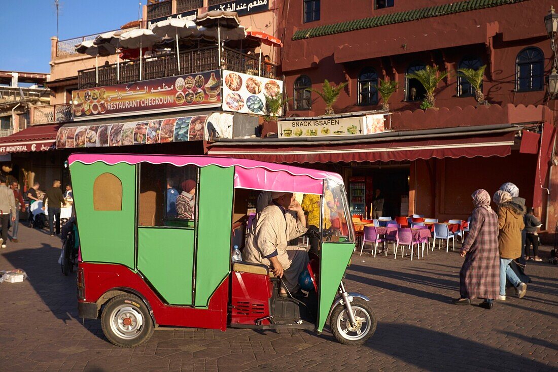 Marokko, Hoher Atlas, Marrakesch, Reichsstadt, Medina als Weltkulturerbe der UNESCO, Jemaa El Fna-Platz, Auto-Rikscha