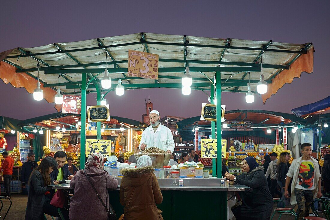 Marokko, Hoher Atlas, Marrakesch, Reichsstadt, Medina als Weltkulturerbe der UNESCO, Jemaa El Fna Platz in der Abenddämmerung, Restaurants Straßenstände