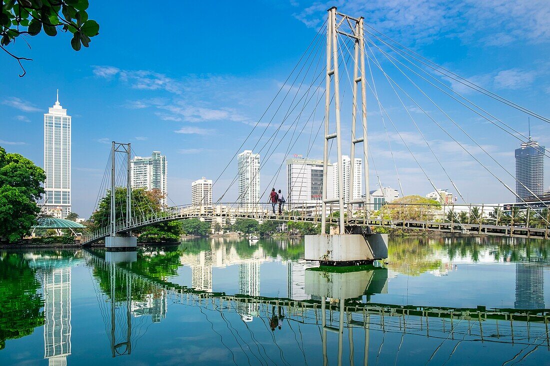 Sri Lanka, Colombo, Wekanda district, pedestrian footbridge over Beira Lake