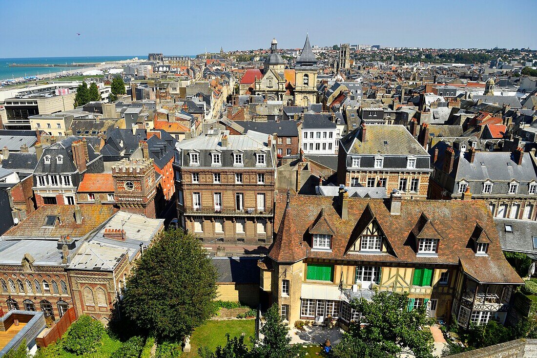 Frankreich, Seine Maritime, Pays de Caux, Cote d'Albatre, Dieppe, im Hintergrund die Kirche Saint Remy und die Kirche Saint Jacques