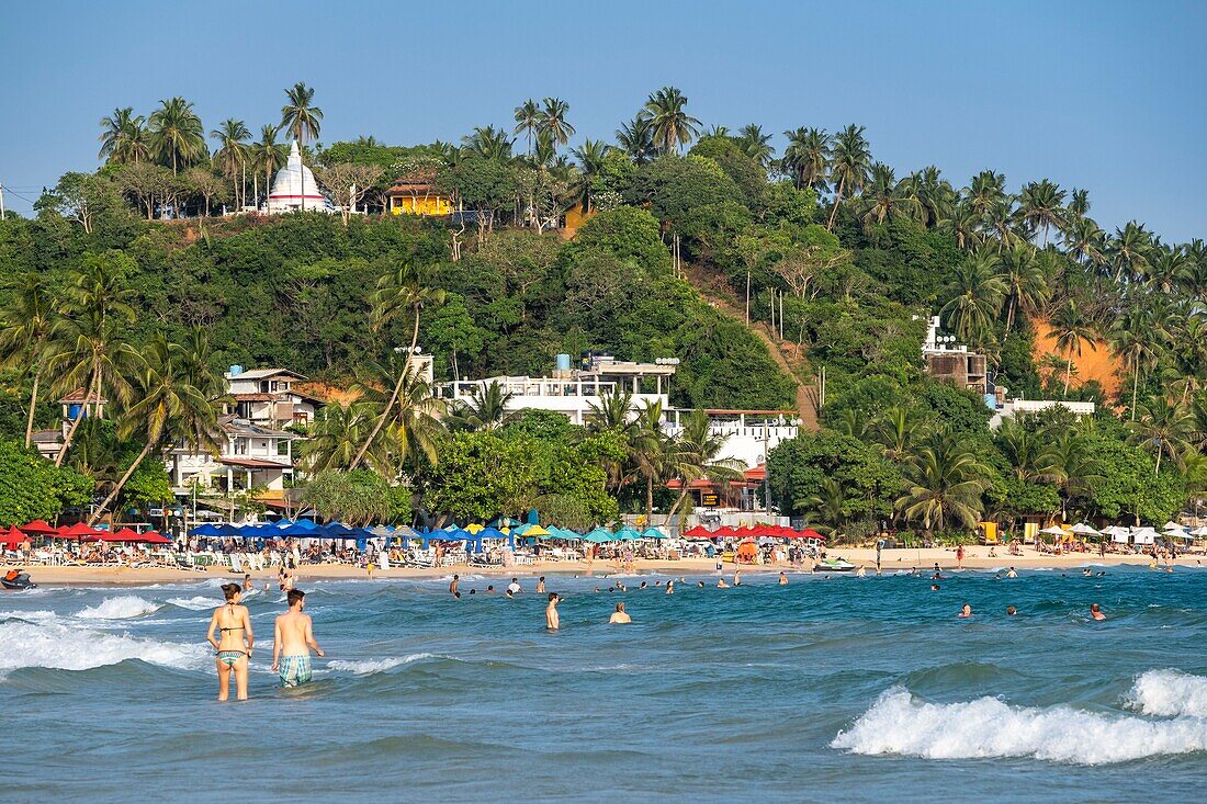 Sri Lanka, Südprovinz, Mirissa, Strand von Mirissa und der buddhistische Ratnagiri-Tempel