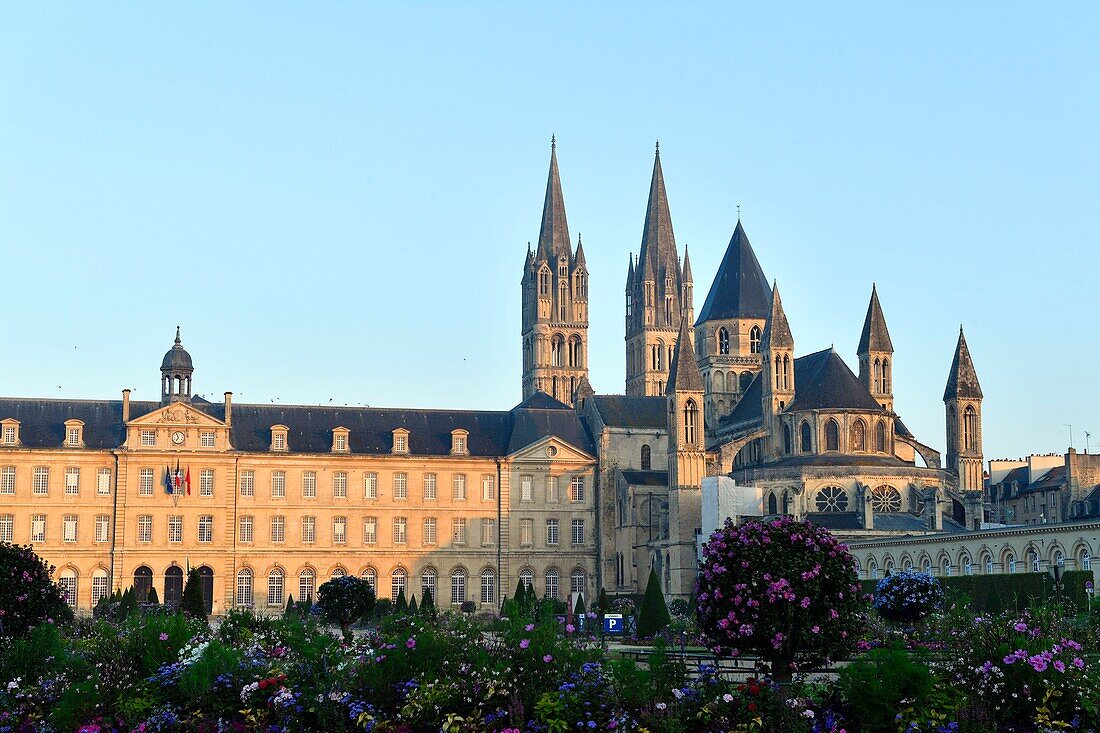 Frankreich, Calvados, Caen, das Rathaus in der Abbaye aux Hommes (Männerabtei) und die Abteikirche Saint Etienne