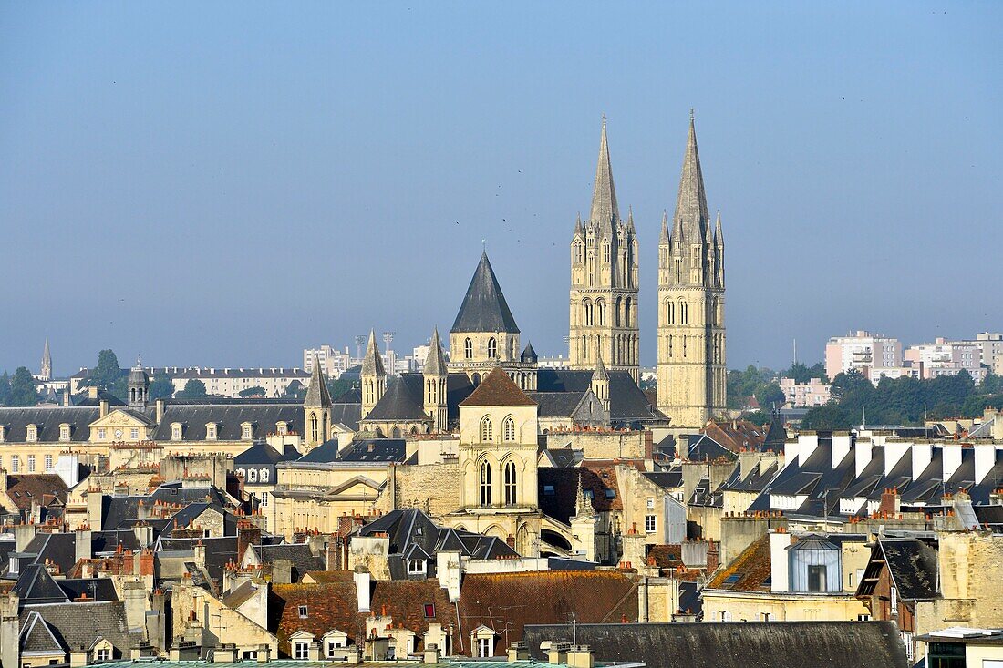 Frankreich, Calvados, Caen, Blick auf die Altstadt vom Schloss Wilhelms des Eroberers, Herzogspalast, Abbaye aux Hommes und Kirche Saint Etienne