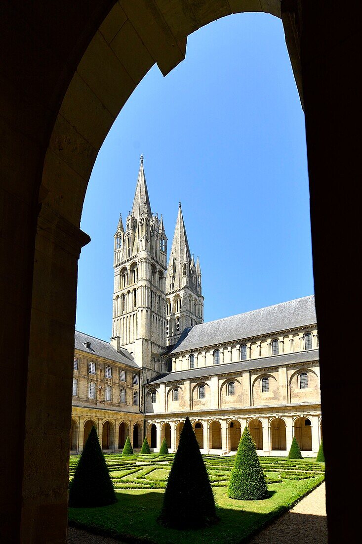 France, Calvados, Caen, the Abbaye aux Hommes (Men Abbey), cloister and Saint Etienne abbey church