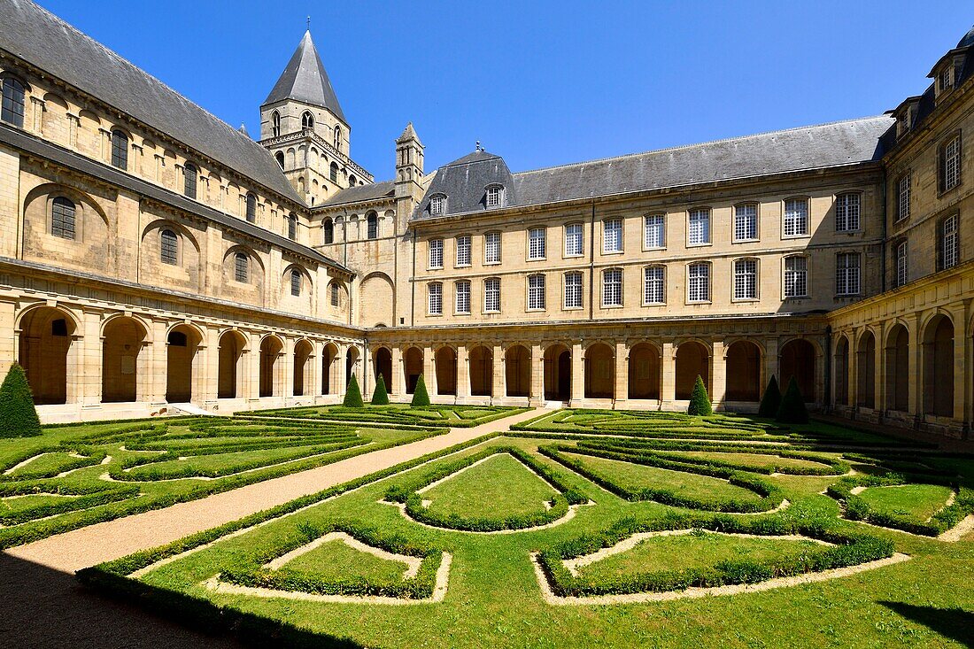 France, Calvados, Caen, the Abbaye aux Hommes (Men Abbey), cloister and Saint Etienne abbey church