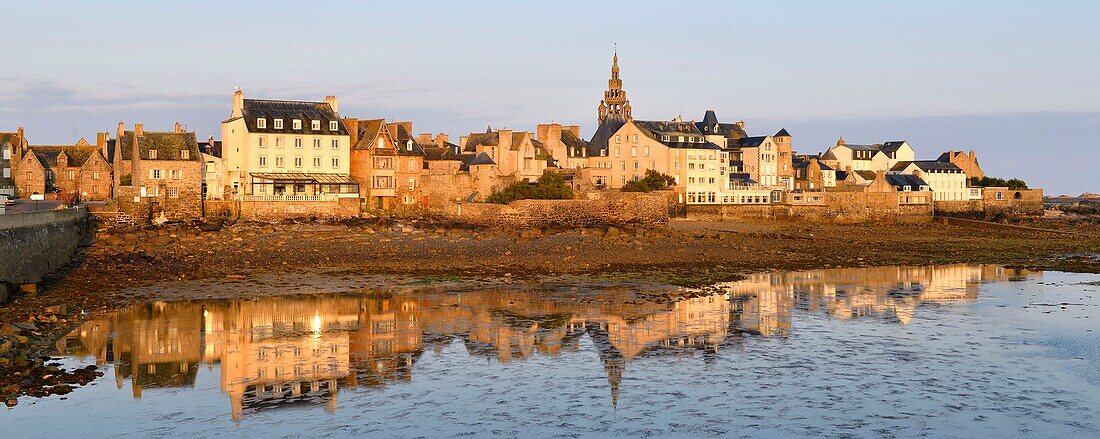 Frankreich, Finistere, Roscoff mit dem Uhrturm (1701) der Kirche Notre-Dame de Croaz Batz