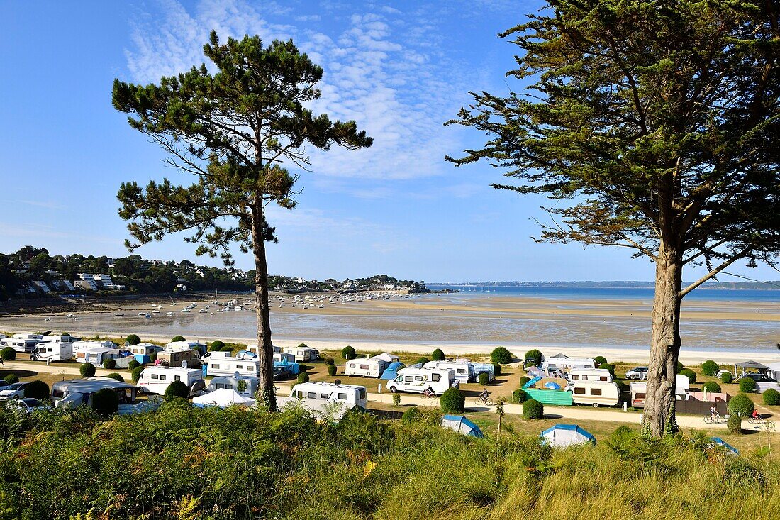 Frankreich, Finistere, Locquirec, Hafen bei Ebbe