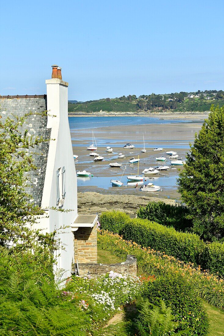 France, Finistere, Locquirec, harbour at low tide