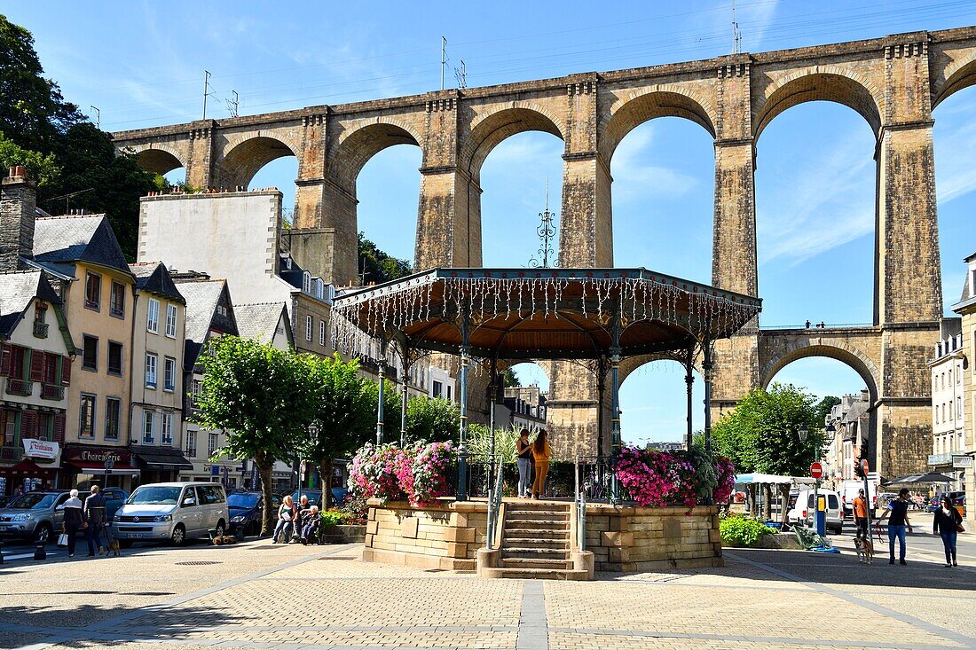 Frankreich, Finistere, Morlaix, place des Otages, der Kiosk von 1903 und das Viadukt