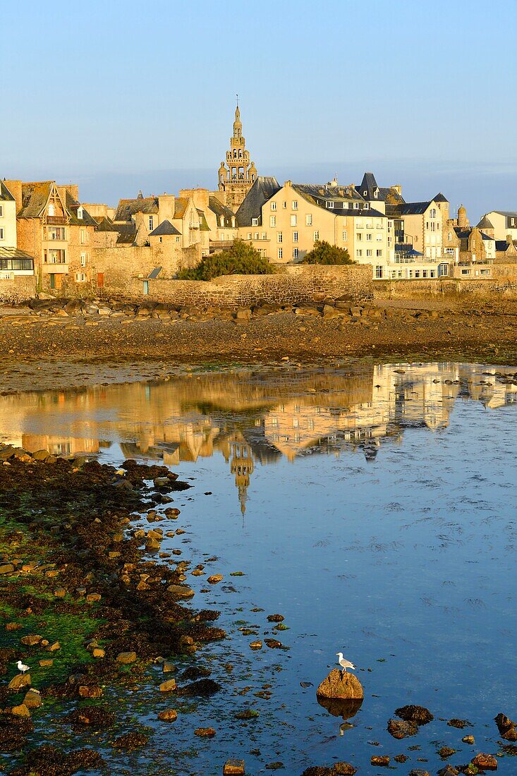 Frankreich, Finistere, Roscoff mit dem Uhrturm (1701) der Kirche Notre-Dame de Croaz Batz