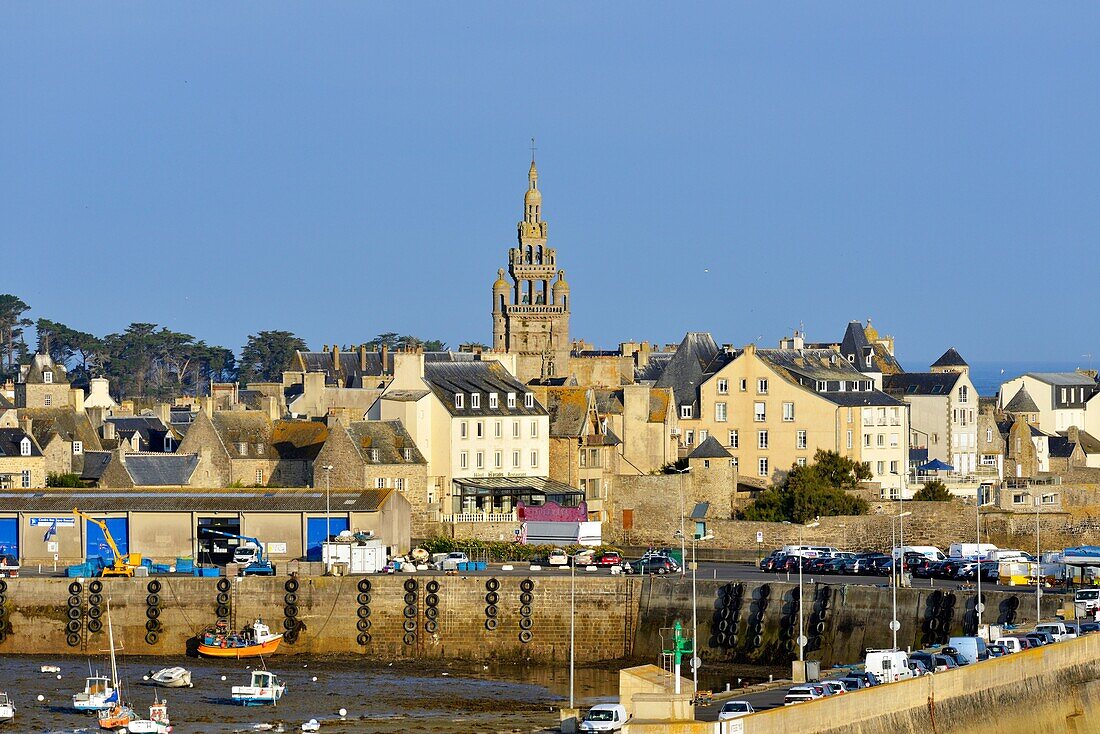 Frankreich, Finistere, Roscoff, Hafen bei Ebbe mit dem Uhrturm (1701) der Kirche Notre-Dame de Croaz Batz