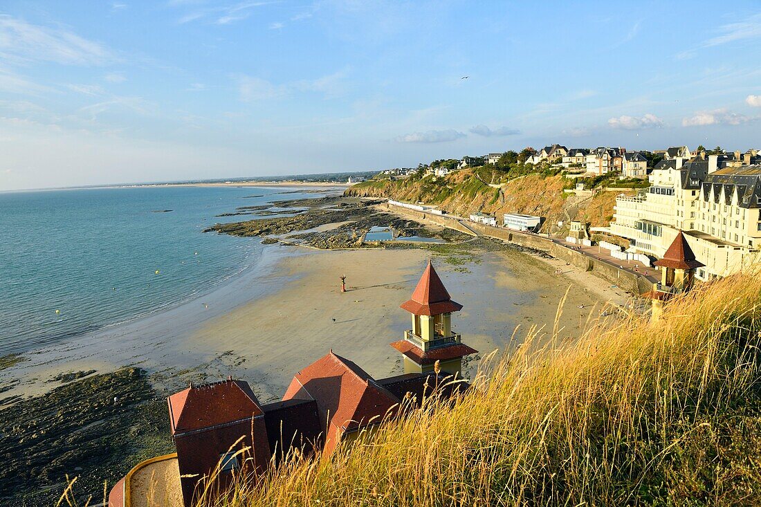 Frankreich, Manche, Cotentin, Granville, die Oberstadt auf einer felsigen Landzunge an der östlichen Spitze der Bucht von Mont Saint Michel, Strand und Promenade von Plat Gousset, im Vordergrund die Kasinotürme