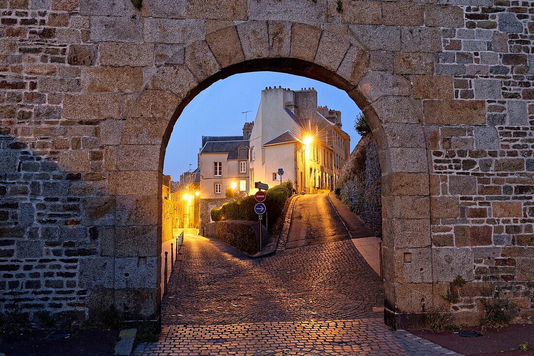 Frankreich, Manche, Cotentin, Granville, die Oberstadt auf einer felsigen Landzunge am äußersten östlichen Ende der Bucht von Mont Saint Michel, Tor zur Oberstadt