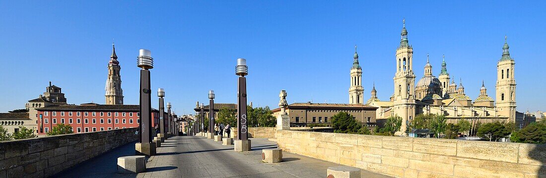 Spain, Aragon Region, Zaragoza Province, Zaragoza, Basilica de Nuestra Senora de Pilar and the Puente de Piedra on the Ebro River