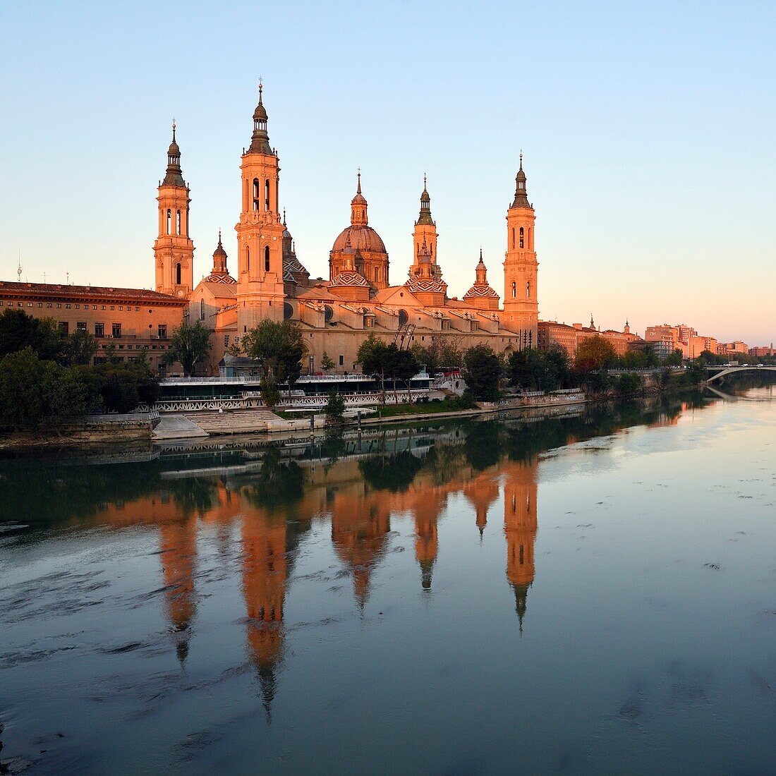 Spain, Aragon Region, Zaragoza Province, Zaragoza, Basilica de Nuestra Senora de Pilar and Ebro River