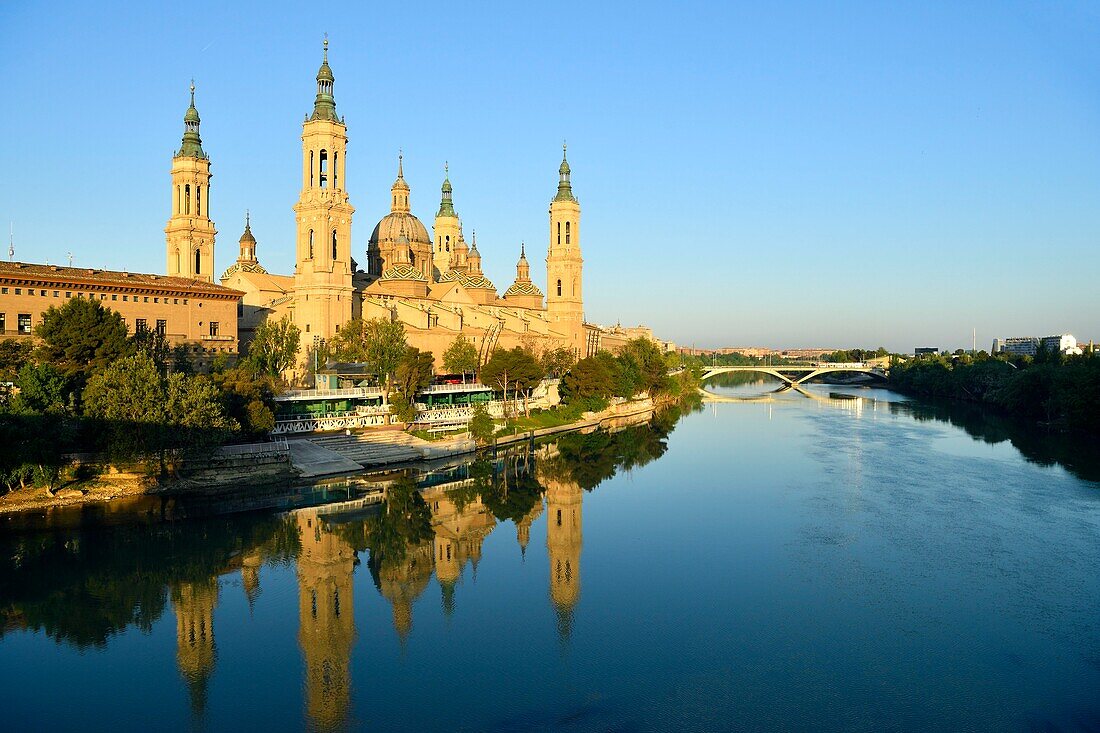 Spanien, Region Aragonien, Provinz Zaragoza, Zaragoza, Basilica de Nuestra Senora de Pilar und Fluss Ebro