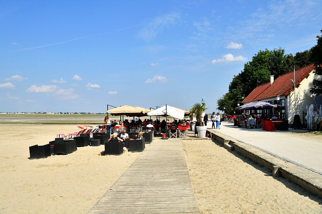 France, Somme, Baie de Somme, Saint Valery sur Somme, mouth of the Somme Bay at low tide, beach