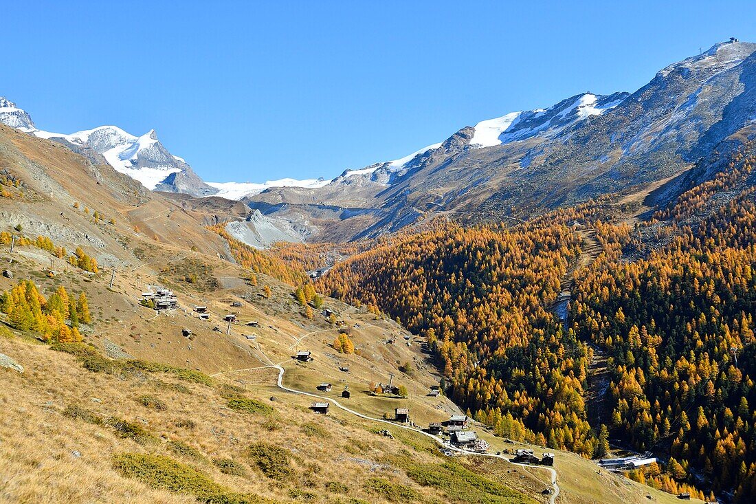 Schweiz, Kanton Wallis, Zermatt, Weiler Findeln am Fusse des Matterhorns, Gipfel Strahlhorn und Adlerhorn