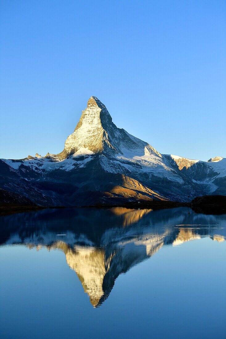 Switzerland, canton of Valais, Zermatt, the Matterhorn (4478m) from Lake Stellisee