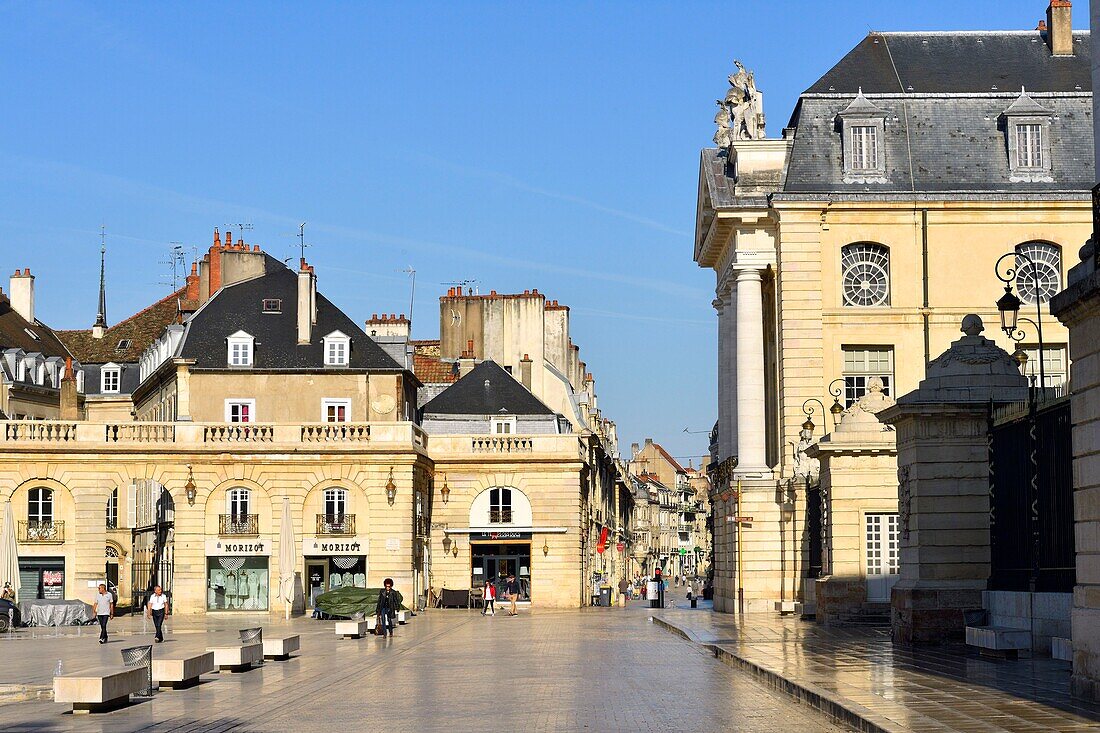 Frankreich, Cote d'Or, Dijon, von der UNESCO zum Weltkulturerbe erklärt, Place de la Libération (Platz der Befreiung) vom Turm Philippe le Bon (Philipp der Gute) des Palastes der Herzöge von Burgund aus gesehen