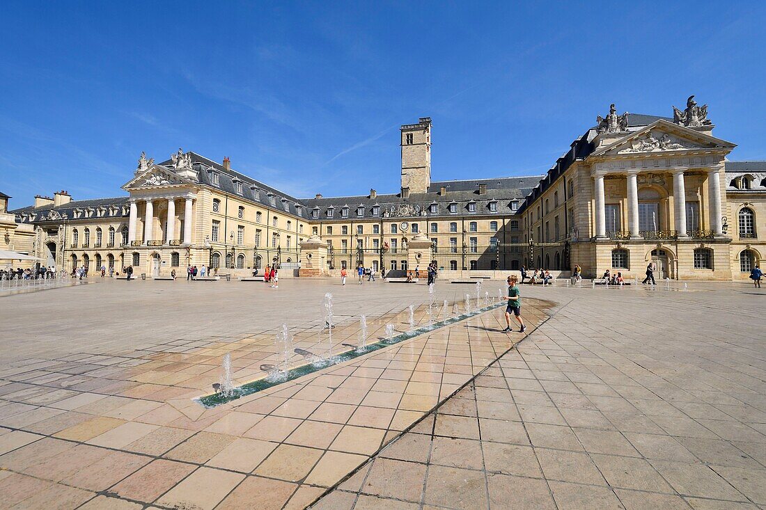 Frankreich, Cote d'Or, Dijon, von der UNESCO zum Weltkulturerbe erklärtes Gebiet, Brunnen auf dem Place de la Libération (Platz der Befreiung) vor dem Turm Philippe le Bon (Philipp der Gute) und dem Palast der Herzöge von Burgund, in dem das Rathaus und das Museum der Schönen Künste untergebracht sind