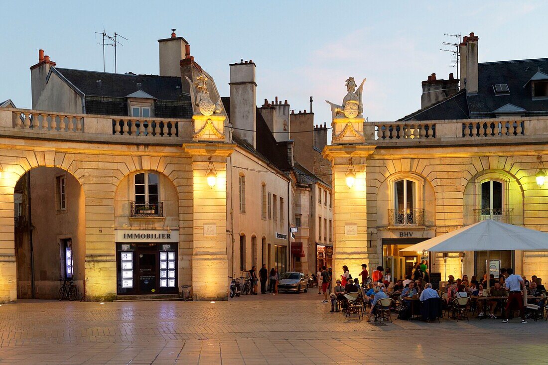 Frankreich, Cote d'Or, Dijon, von der UNESCO zum Weltkulturerbe erklärt, Place de la Libération (Platz der Befreiung) vom Turm Philippe le Bon (Philipp der Gute) des Palastes der Herzöge von Burgund aus gesehen