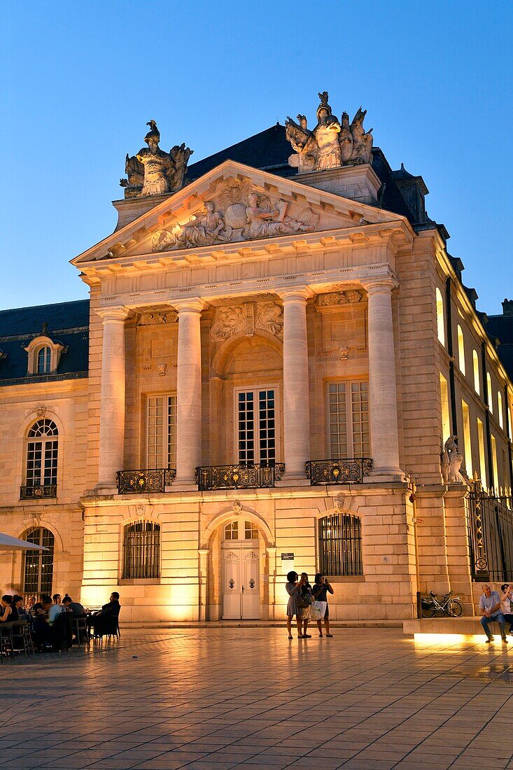 Frankreich, Cote d'Or, Dijon, von der UNESCO zum Weltkulturerbe erklärt, Place de la Libération (Platz der Befreiung) vom Turm Philippe le Bon (Philipp der Gute) des Palastes der Herzöge von Burgund aus gesehen