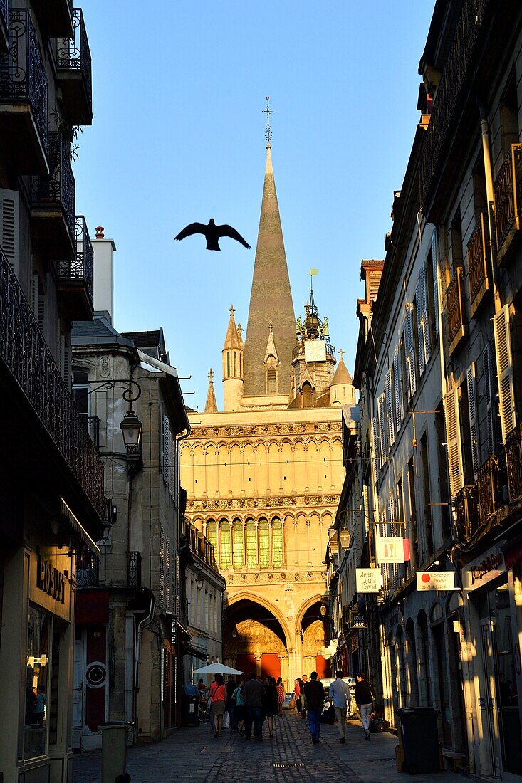 Frankreich, Cote d'Or, Dijon, von der UNESCO zum Weltkulturerbe erklärtes Gebiet, Rue Musette mit Blick auf die Kirche Notre Dame